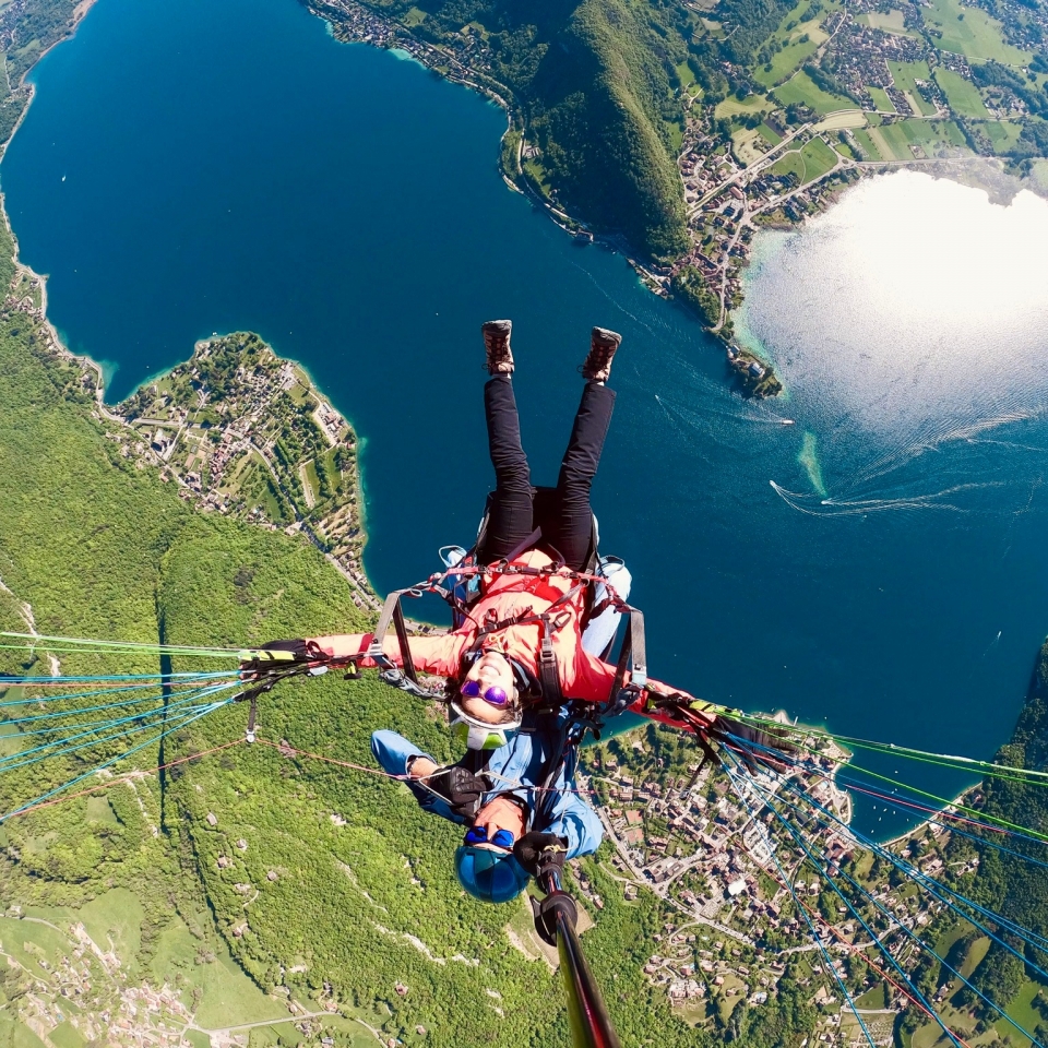 Vuelo en parapente sobre el lago de Annecy 