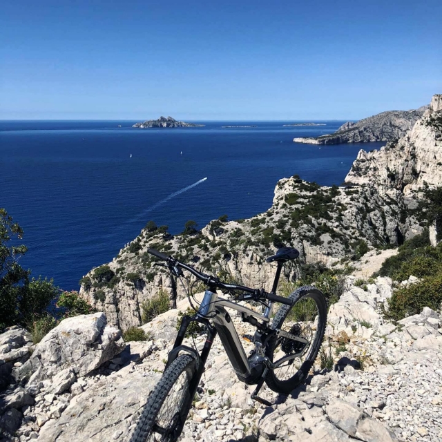  Paseo en bicicleta de cerro con doble suspensión 