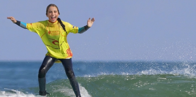 De pie sobre la tabla de surf