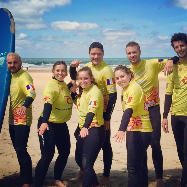 Grupo de surf en la playa