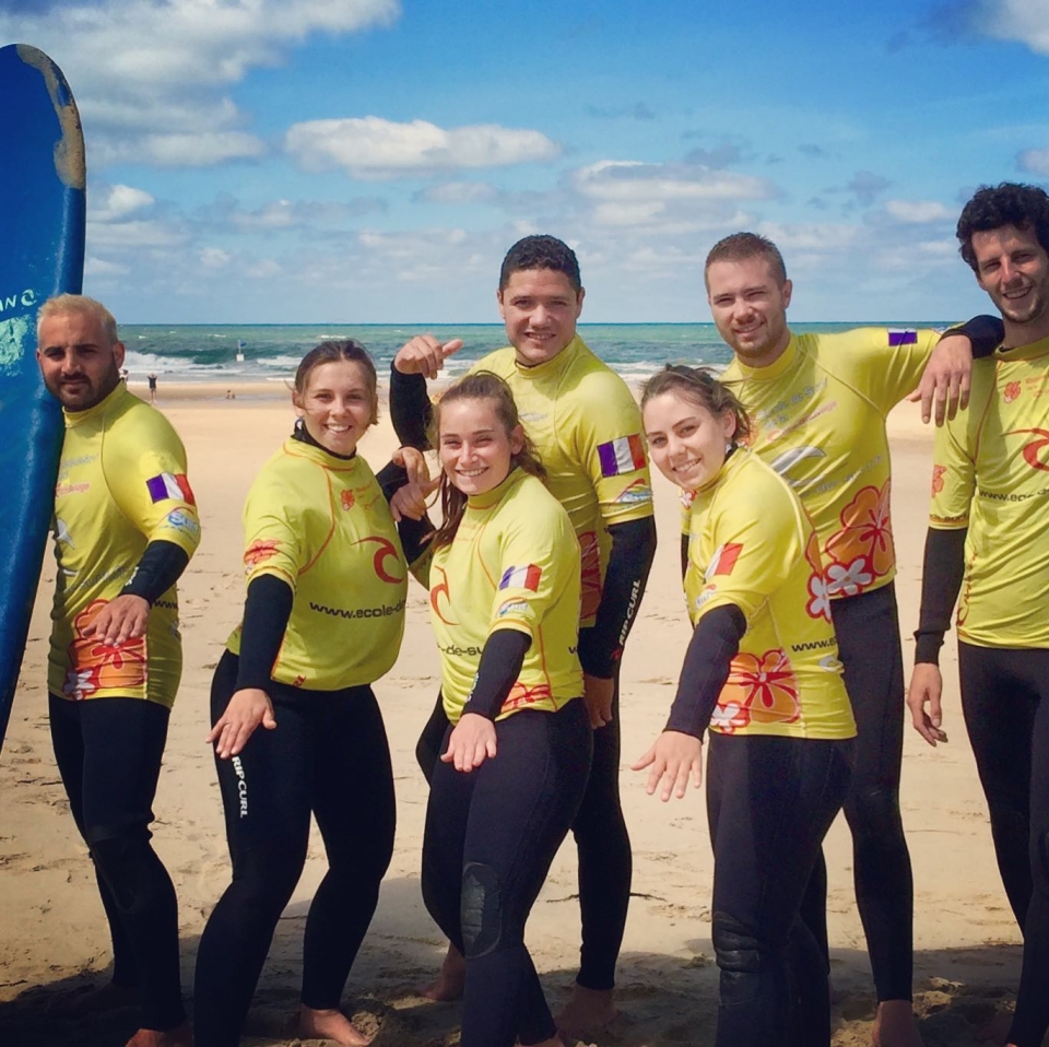 Grupo de surf en la playa Grupo de surf en la playa