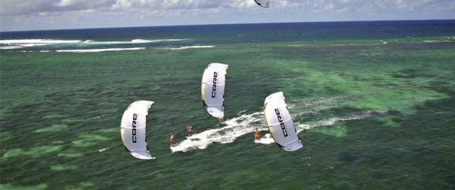  Vuedu ciel de nos kitesurfers 