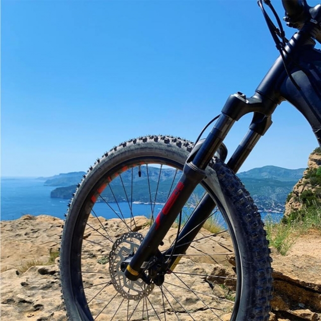  Vélo électrique au bord de la mer  
