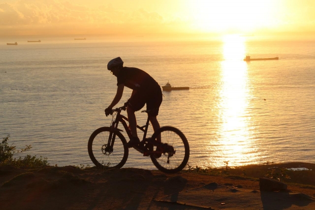  VTT Lapierre Overvolt sous le coucher del sol