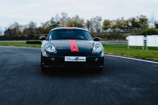 Porsche Cayman S manejando en 3 vueltas - el Loira