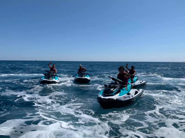  Grupo de jet skis en el mar 
