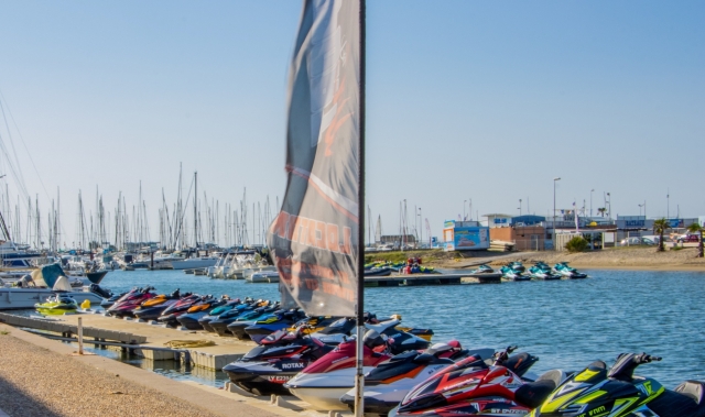  Jet skis estacionadas en el puerto de Cap d'Agde 