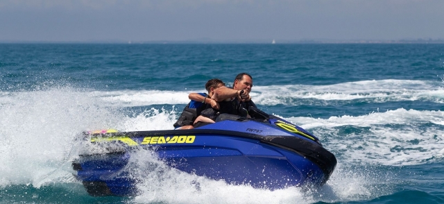 Paseo en jet ski padre e hijo