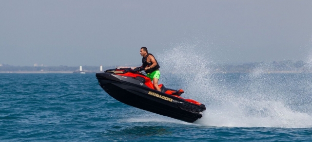 Jet ski sobrevolando el agua