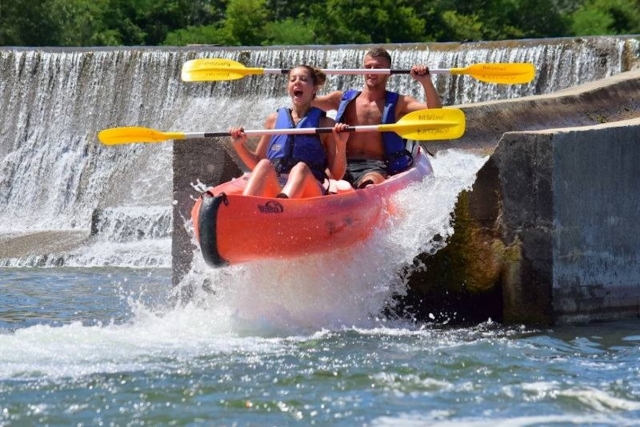  ¡Deslizando la canoa por un tobogán!