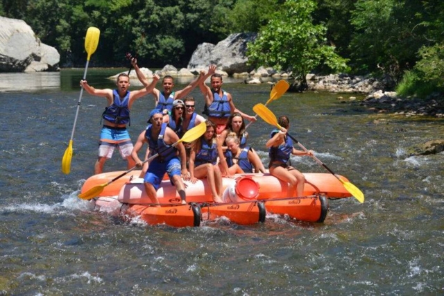  Grupo de amigos en canoa
