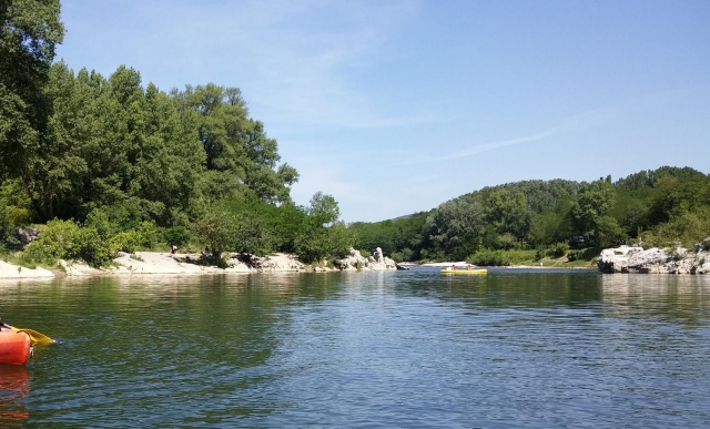  Hermoso río Ardèche en movimiento 