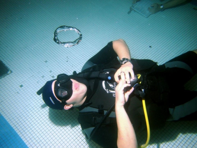 Burbujas bajo el agua mientras buceas