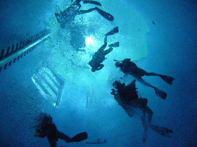 Vista del fondo del agua de la alberca