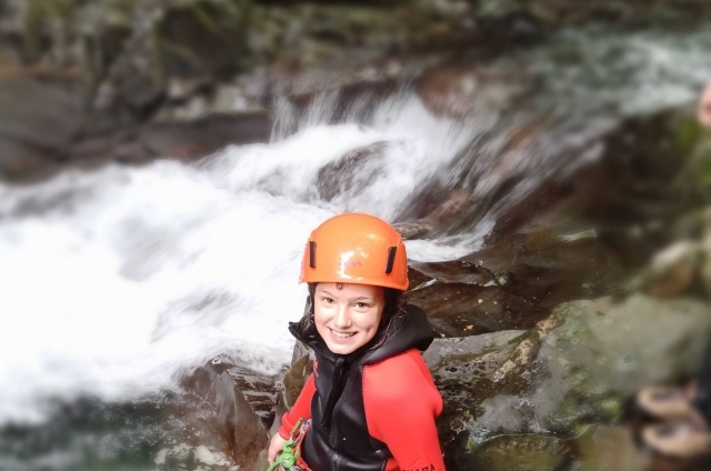  Niño al borde de una cascada 