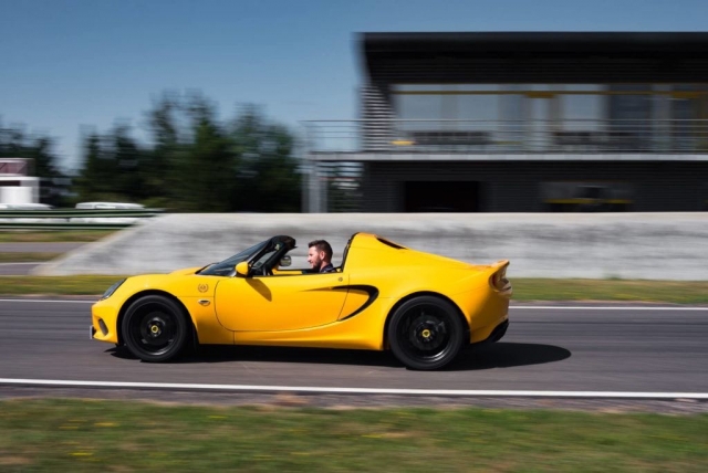  Carro deportivo en el circuito de Andrézieux-Bouthéon 