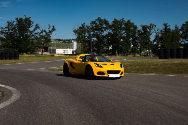  Carro de carreras en circuito 