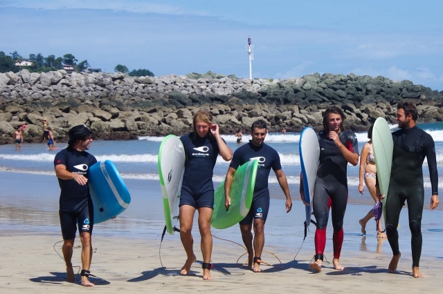  Surfistas en las playas de Biarritz 