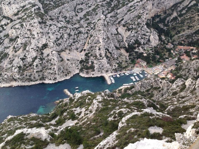  Bahía de Cassis entre las montañas 