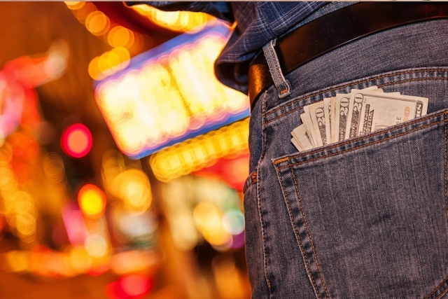  Una suma de dinero duranle la actividad 