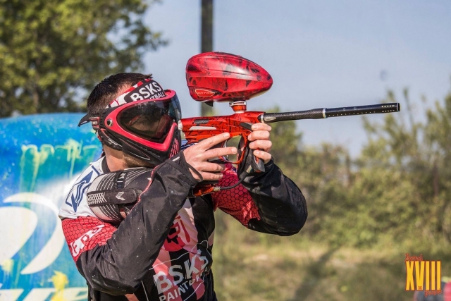  Un jugador de gotcha con una pistola roja.