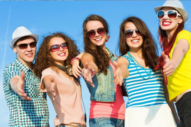  Grupo de amigos sonrientes