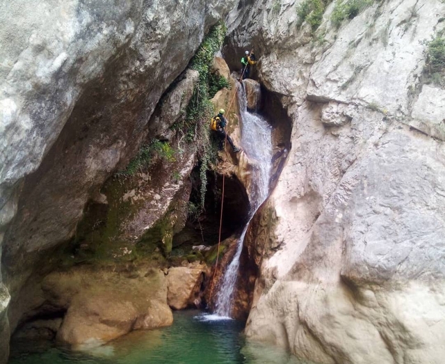  Pequeño rincón de agua entre los acantilados 