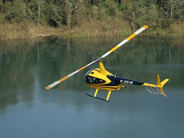 Vuelo sobre un lago en la región de Beaujolais 