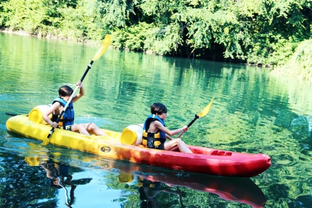Niños en kayak en Fréjus 