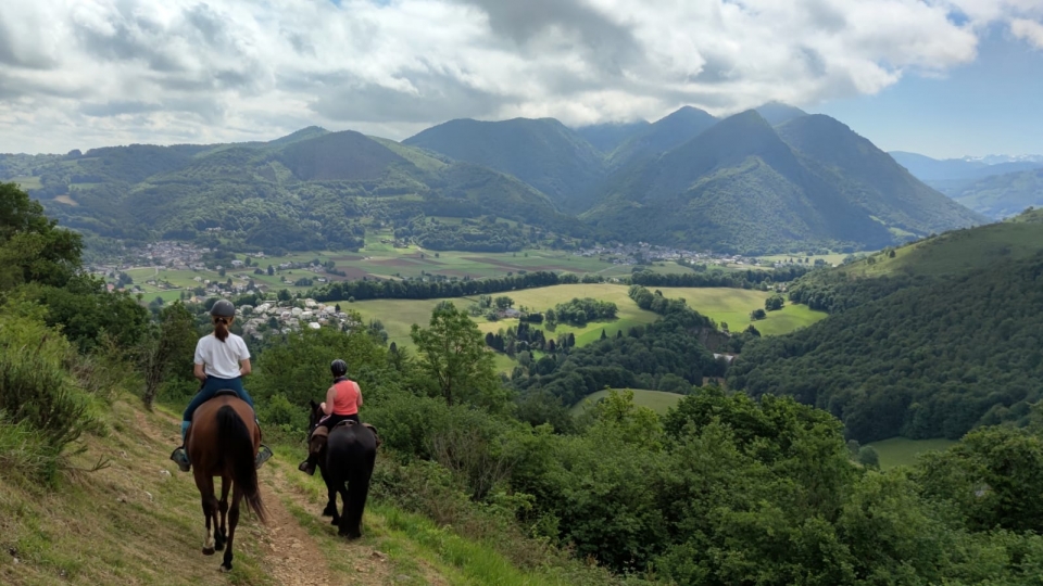 En la ladera de la cerro a caballo En la ladera de la cerro a caballo