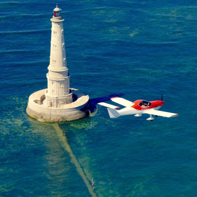  On survol le phare de Libourne  