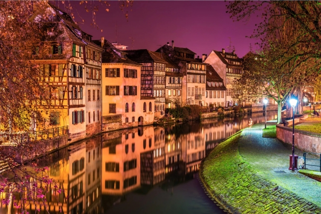  Estrasburgo iluminada por la noche 