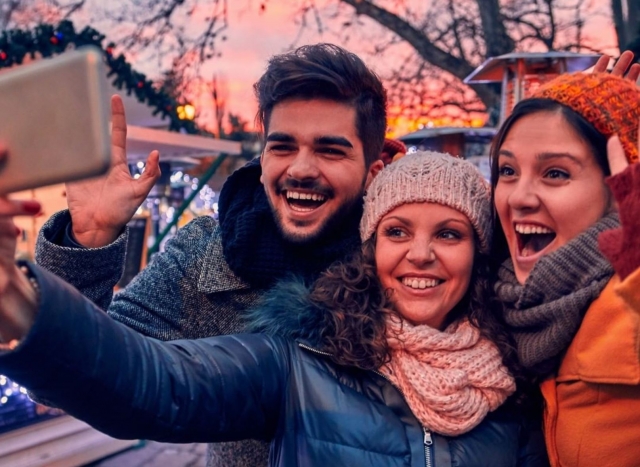 Grupo de amigos jugando a la búsqueda del tesoro 