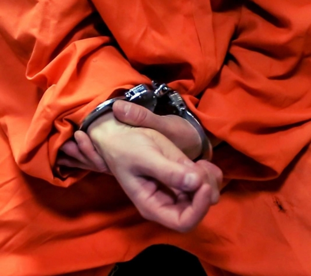 Prisionero esposado 