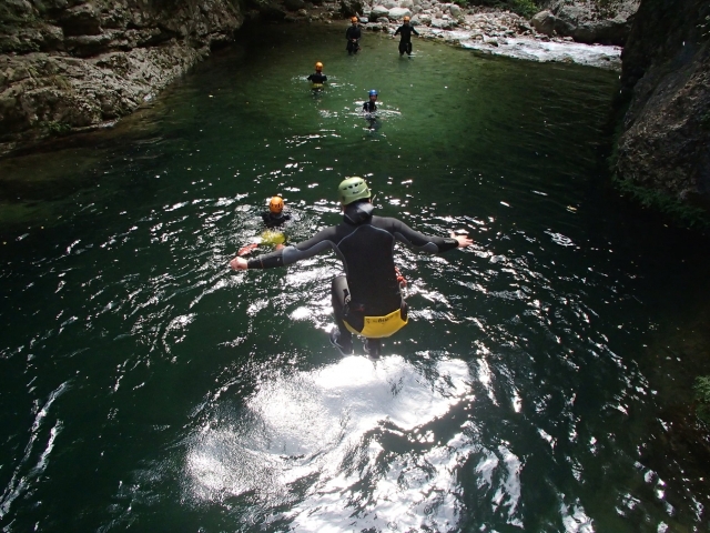 ¡El gran salto entre las rocas! 
