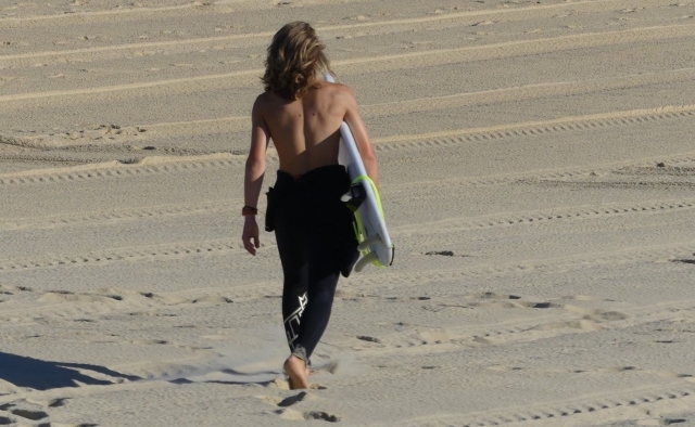  Surfista en la playa.