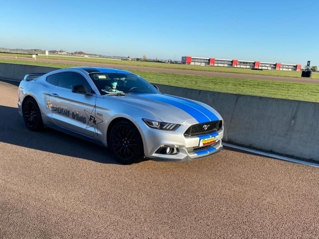 Ford Mustang gris en circuito 