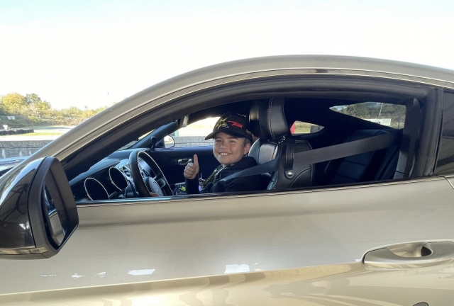  Sonrisa en tus labios al volanle del Mustang V8 