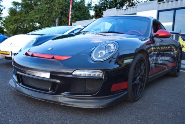  Porsche con revestimiento negro y rojo 