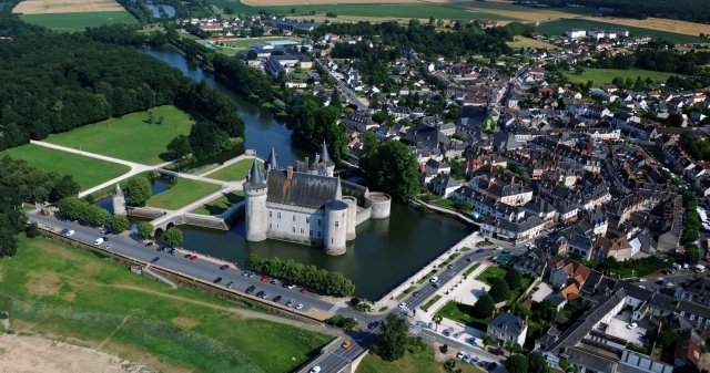  Un pueblo y su castillo vistos desde el cielo. 