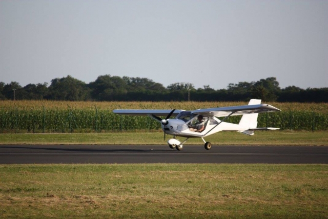  Aterrizando en el aeropuerto de Loiret en Saint Denis de l'Hôtel 