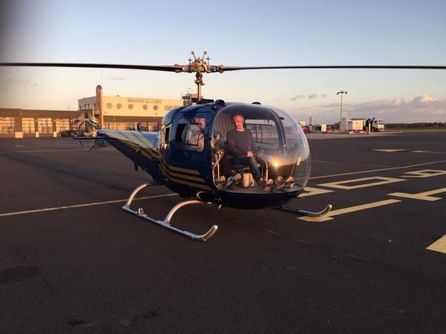 Helicóptero bajo el atardecer del Loiret.
