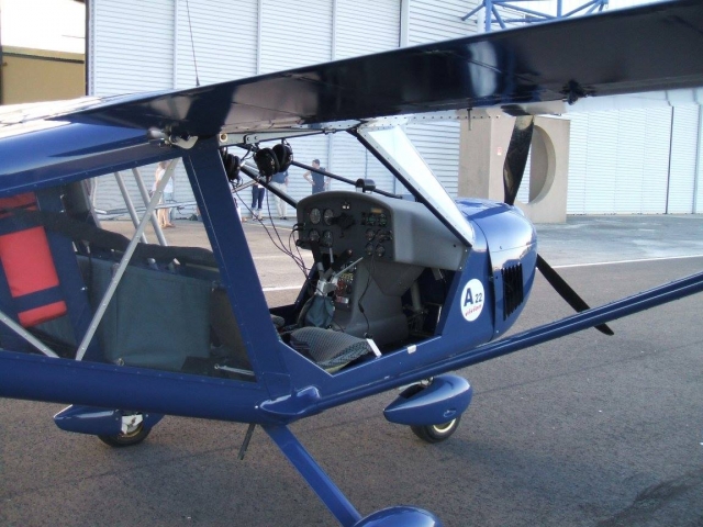Helicóptero biplaza en el aeropuerto de Loiret