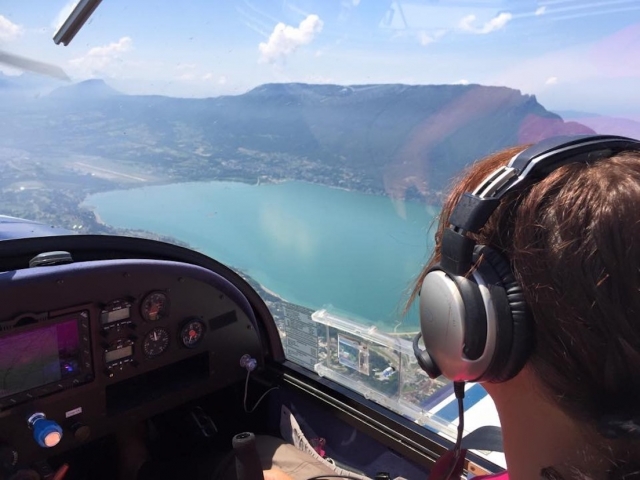  Vuelo sobre un lago en ultraligero. 