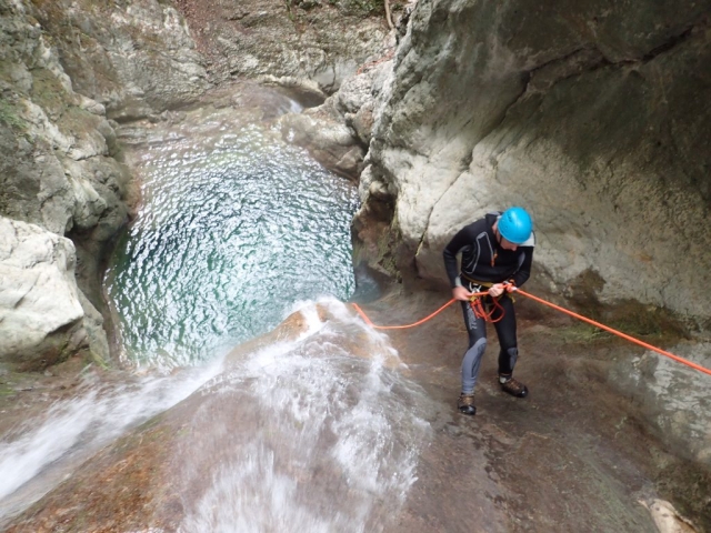  Descenso en rappel por una cascada