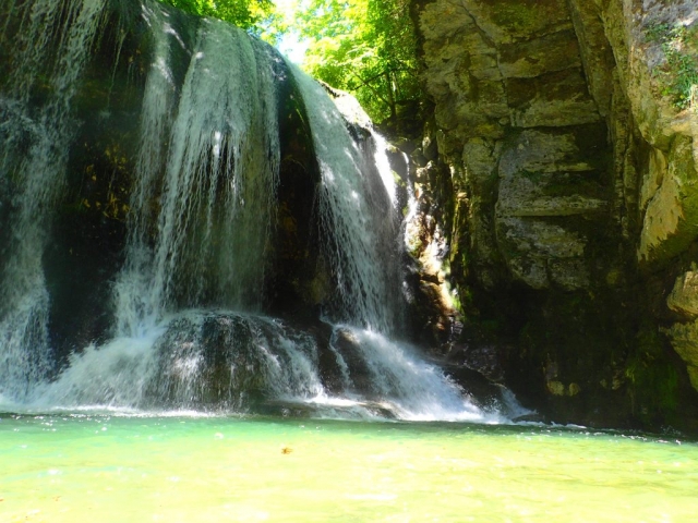  Preciosa cascada de aguas brava 