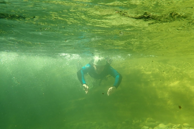  Breve pausa para nadar en las aguas blancas del cañón 
