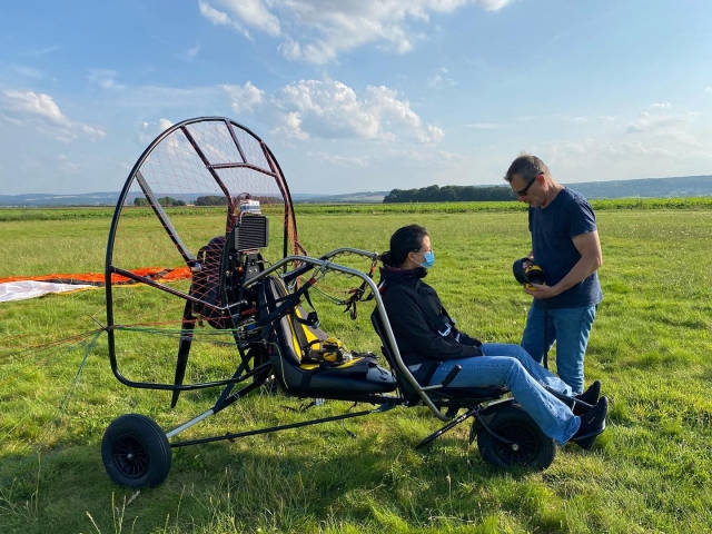 ¡Escuche atentamenle los consejos de su piloto antes del gran vuelo!