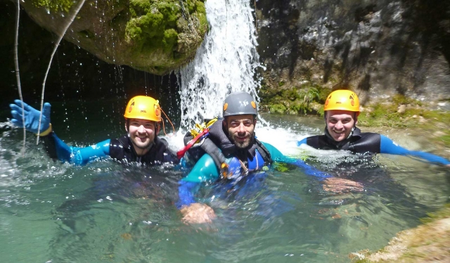  Nadar frenle a la pequeña cascada 