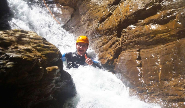  Gran momento en el tobogán natural 